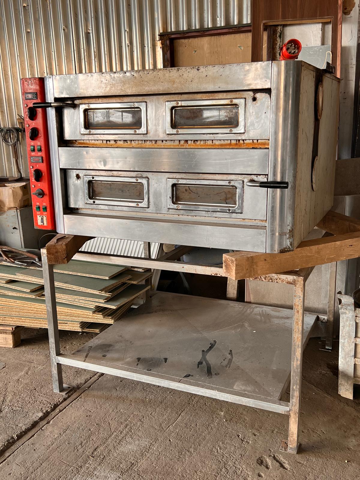 Pec na pizzu s nerezovým podstavcem