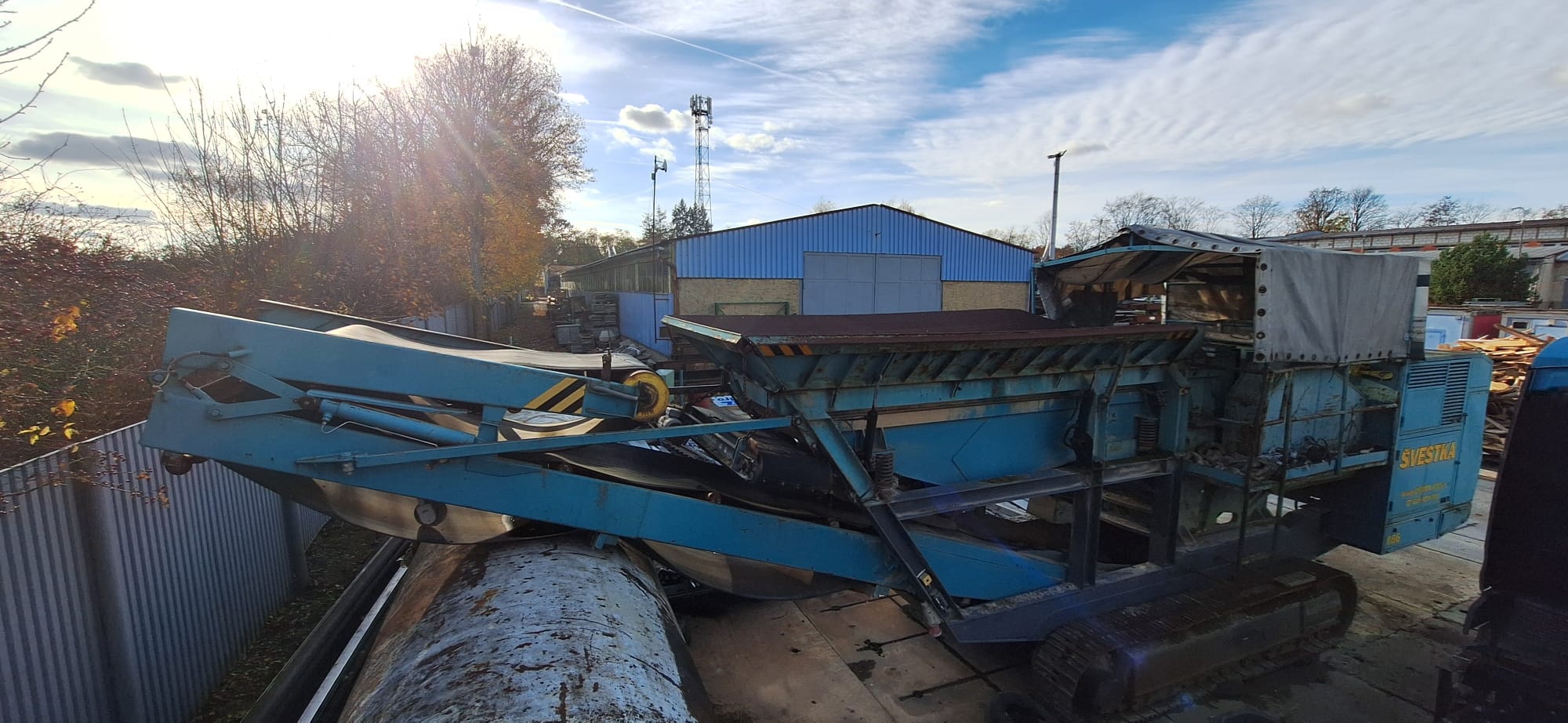 MOBILNÍ DRTICÍ JEDNOTKA RESTA DCJ 900×600 – pásový podvozek